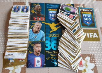 Vând  set complet, nelipit, de stickere + album gol la fifa 365, 2023