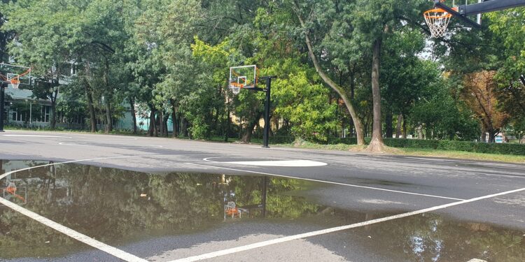 Noul teren de baschet din Parcul Central a fost atât de bine asfaltat, încât băltește după fiecare ploaie
