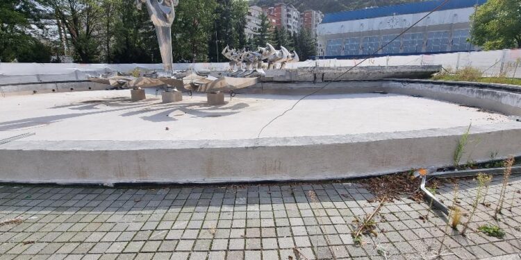 Odinioară mândria Reșiței, Fântâna Cinetică rămâne încă o vreme un dezagreabil șantier