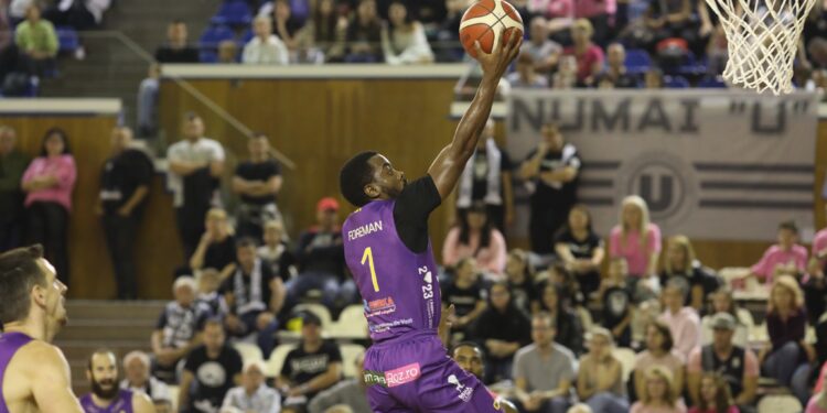 Echipa de baschet a S.C.M. Timișoara nu a reușit să stopeze invincibilitatea campioanei en-titre, U-BT Cluj-Napoca