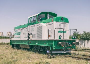  Prima locomotivă românească hibrid circulă în Arad. Inginerii au făcut o bijuterie dintr-o vechitură de 40 de ani. Câtă motorină economisesc lunar?