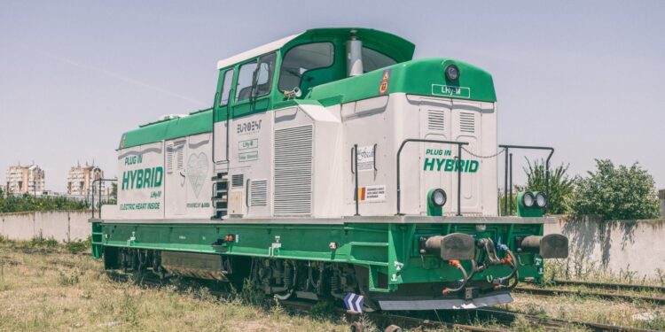  Prima locomotivă românească hibrid circulă în Arad. Inginerii au făcut o bijuterie dintr-o vechitură de 40 de ani. Câtă motorină economisesc lunar?