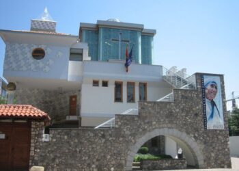 „De la Skopje la cer”, expoziție inedită despre viața Maicii Tereza