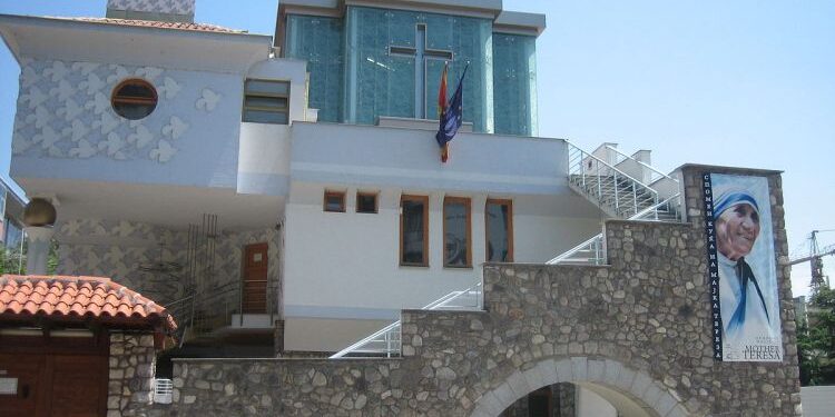 „De la Skopje la cer”, expoziție inedită despre viața Maicii Tereza