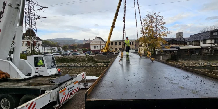 Noul pod peste râul Cerna, montat în timp record. Turiștii vor merge pe el spre Castelul Corvinilor