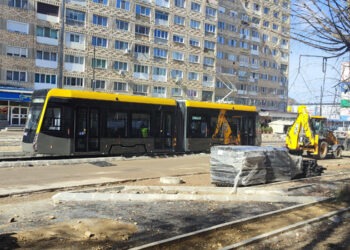 Iarbă perenă între liniile tramvaielor din Reșița