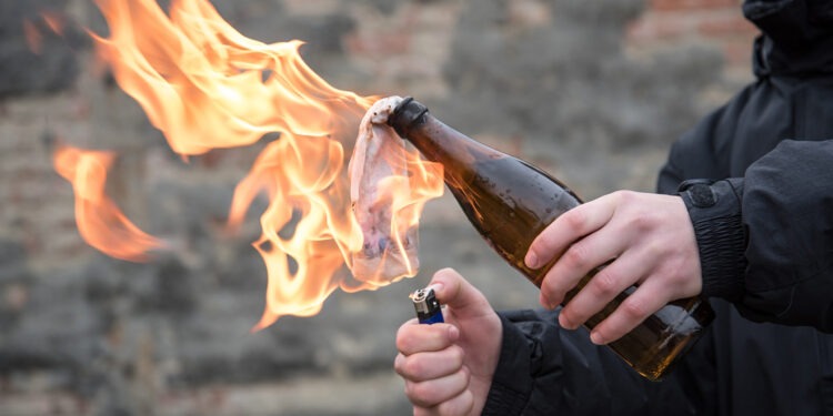 Au aruncat mai multe cocktail-uri Molotov în dormitorul unui arădean