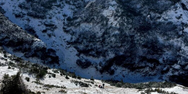 Turist în vârstă de 44 ani, mort în timpul unei expediții în Retezat