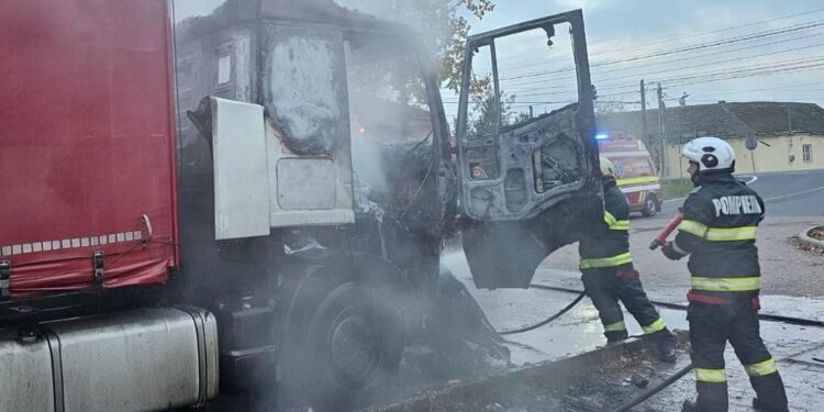Un autocamion a luat foc într-o parcare din Zerind, județul Arad
