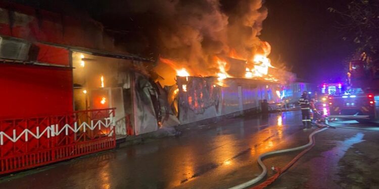 Uriaș incendiu la Sântuhalm, lânga Deva.