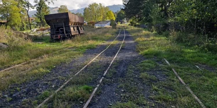 Calea ferată a momârlanilor ajunge la fier vechi. Hoții grăbesc sfârșitul liniei de 150 de ani