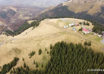 Drumul alpin spectaculos din Munții Parâng, interzis la primele ninsori. Urcă până deasupra norilor