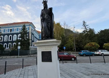 Statuia reginei Maria împodobește centrul istoric al Devei. Locul cel mai căutat de sub cetate