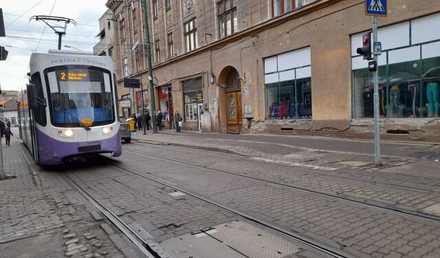 Fată de 14 ani, lovită de o maşină care a depăşit un tramvai oprit în staţie, la Timișoara