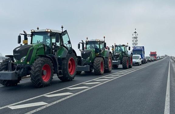 Protestul fermierilor și transportatorilor cuprinde întreaga țară