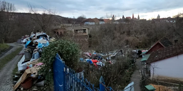 Un localnic din Hunedoara a adunat un munte de vechituri în curtea și împrejurimile casei sale, iar vecinii săi spun că au ajuns la limita răbdării