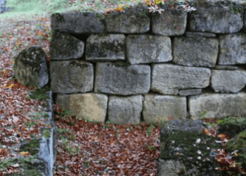 Cătunul Pietroasa lui Solomon clădit pe templele dacilor. Oamenii trăiesc izolați între comori și ruine sacre