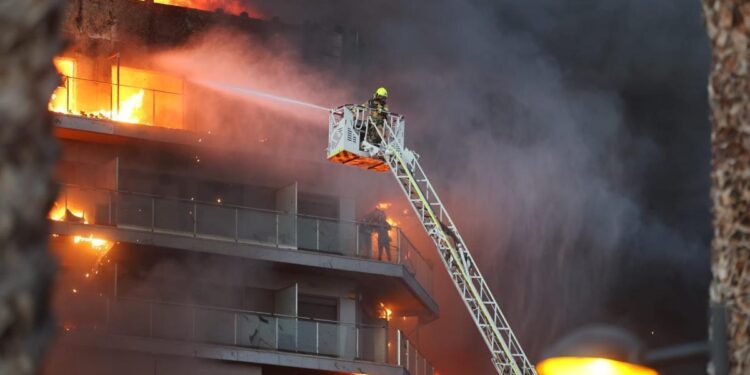 Incendiu devastator într-o clădire din Valencia