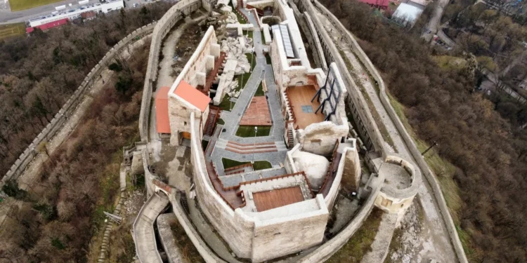 Cum arată o mare cetate medievală din România, după zece ani de lucrări costisitoare. A ajuns de nerecunoscut