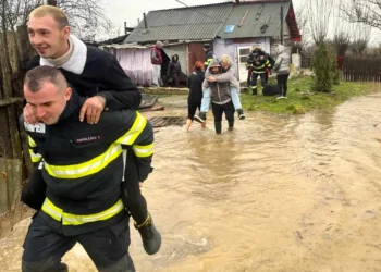 Scene penibile la inundațiile din Hunedoara. Tineri cărați de pompieri „să nu își ude papucii“