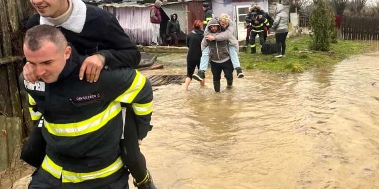 Scene penibile la inundațiile din Hunedoara. Tineri cărați de pompieri „să nu își ude papucii“