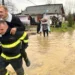 Scene penibile la inundațiile din Hunedoara. Tineri cărați de pompieri „să nu își ude papucii“