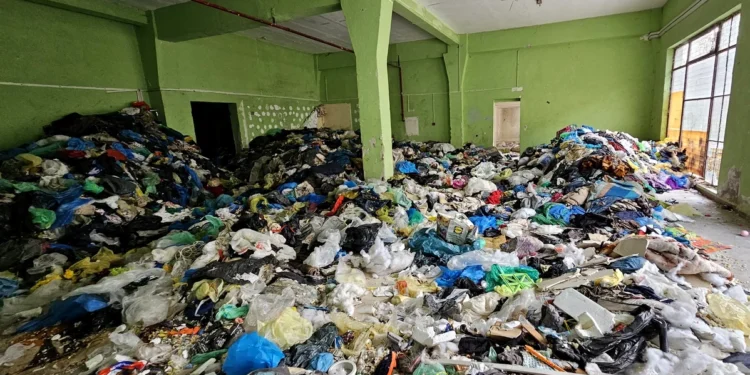 Munții de haine second-hand din Valea Jiului. Orașele miniere, poluate cu mii de tone de gunoaie