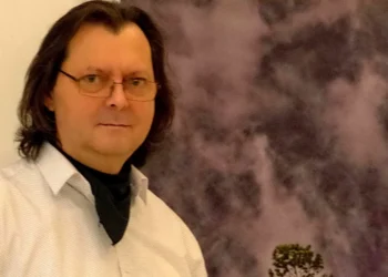 Scriitor reclamat de vecini dintr-un motiv bizar: „Blocul riscă să se prăbușească din cauza cărților“