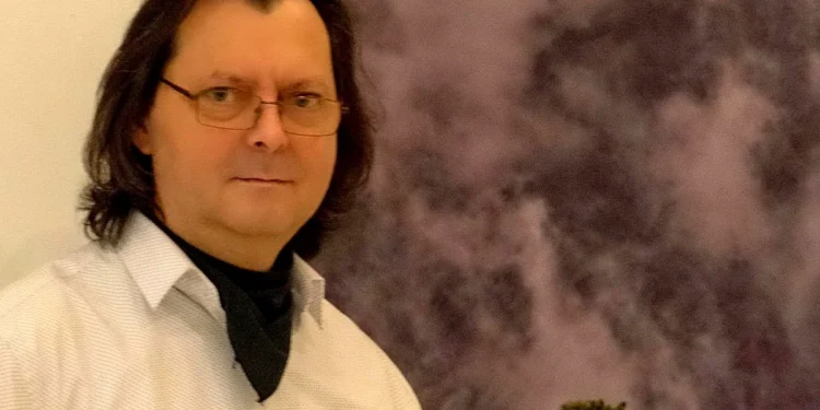 Scriitor reclamat de vecini dintr-un motiv bizar: „Blocul riscă să se prăbușească din cauza cărților“