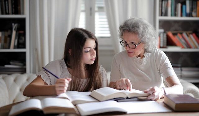 Cadrele didactice au obligația să completeze o declarație de interese privind meditațiile în privat până la finalul acestui an.