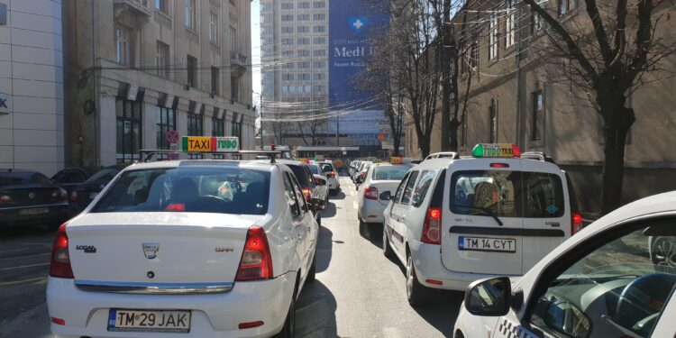 Taximetriștii protestează în Timișoara. Eliminarea „tarifului dinamic“ și „interzicerea colantării“ pentru mașinile Uber și Bolt