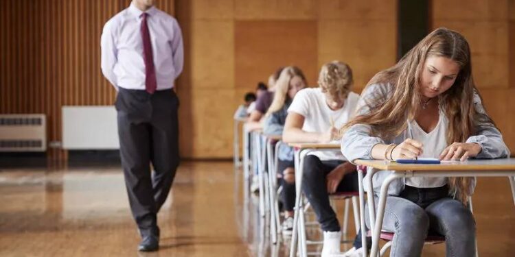 11 elevi eliminați din cauza tentativelor de fraudă