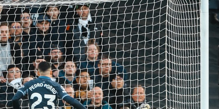 Tottenham îngenunchiată de Fulham, în ciuda prezenței lui Radu Drăgușin în echipă