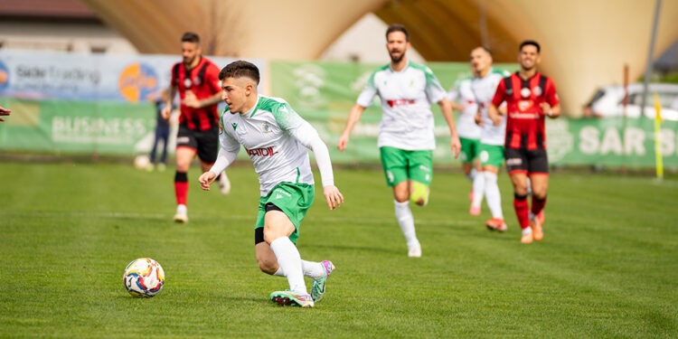 În ultima etapă din prima parte a ligii secunde de fotbal, CSM Reșița, la primul eșec, Corvinul, învinsă din nou în deplasare, CSC Dumbrăvița, egal pe teren propriu