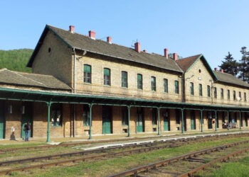 Gările din Oravița și Anina ar putea trece la administrațiile locale