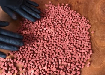 Trei persoane, arestate la Hunedoara, pentru trafic de ecstasy