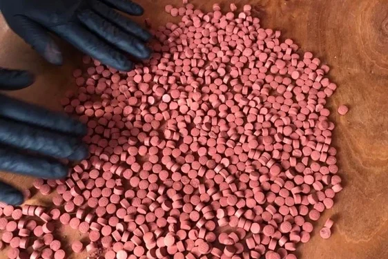 Trei persoane, arestate la Hunedoara, pentru trafic de ecstasy