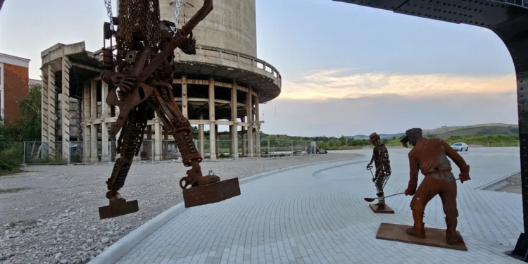 Clădire de epocă, ruinată, devine Muzeul Fierului din Hunedoara. 