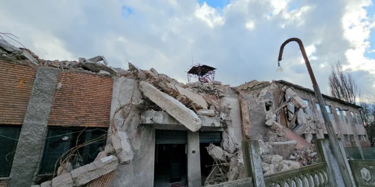 Apusul celei mai mari mine de cărbune din România. „Furăm de aici ce apucăm, că oricum va dispărea“