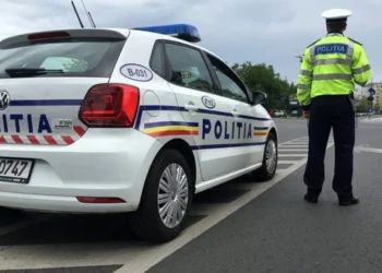 Microbuz cu elevi condus de un șofer teribilist în județul Hunedoara. Consumase substanțe interzise și a lovit mașina Poliției