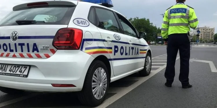 Microbuz cu elevi condus de un șofer teribilist în județul Hunedoara. Consumase substanțe interzise și a lovit mașina Poliției
