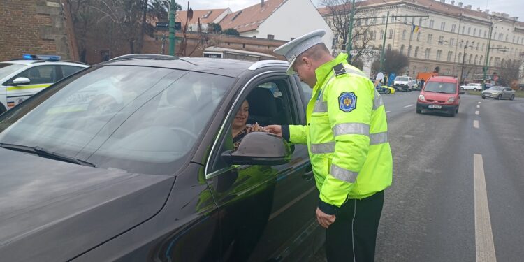 Mărțișoare, pentru domnișoare și doamne, de la polițiștii locali