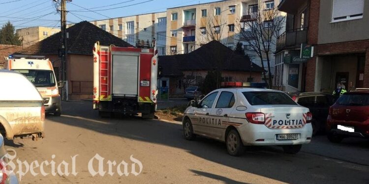 Un bărbat în vârstă de 70 de ani a căzut de la etajul 7 al unul bloc situat pe Calea Aurel Vlaicu din Arad