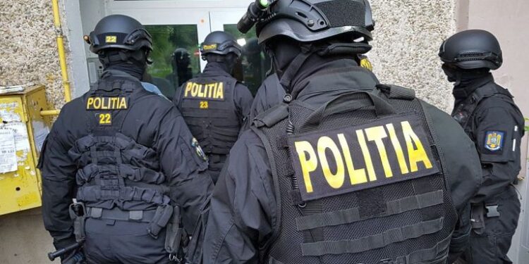 Percheziții la Arad. Ridicați din pat… Patronul unui salon de evenimente și al unei firme de transport, dar și un polițist sunt duși la audieri.