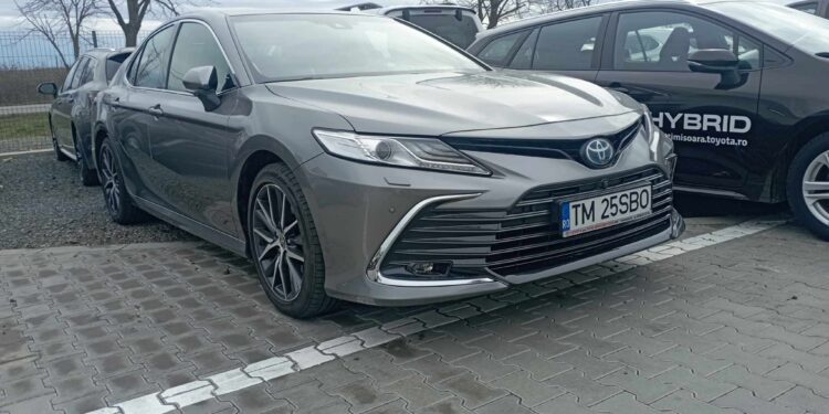 Toyota Camry Hybrid-economică, elegantă și ieșită din tipar