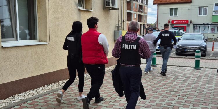 Cinci persoane reținuțe pentru furt de marfă în valoare de peste 30.000 de lei la un supermarket din Giroc