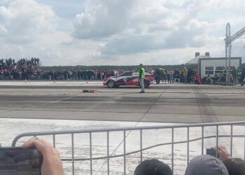 Spectacol automobilistic la RoDragRace Arad