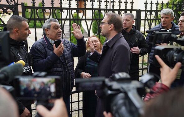 Autoritățile demolează construcțiile ilegale de pe strada Cezar într-o operațiune plină de tensiune