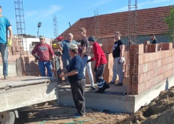 O comunitate din Timiș reface în timp record casa unei familii rămase fără adăpost după un incendiu