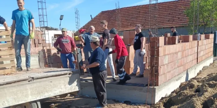 O comunitate din Timiș reface în timp record casa unei familii rămase fără adăpost după un incendiu